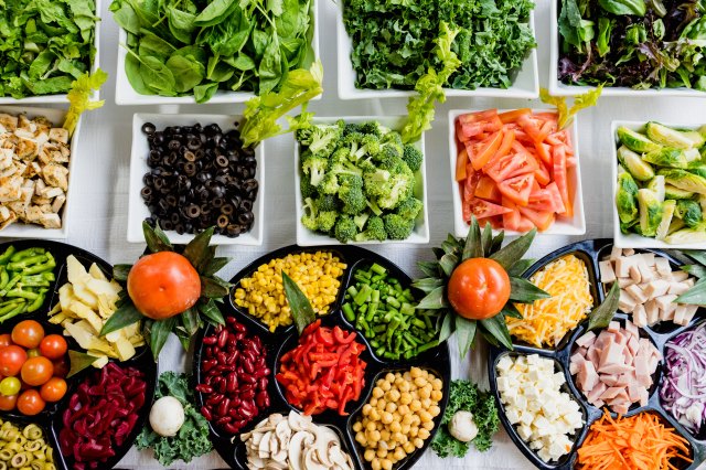 vehreitä vihanneksia kulhoissa, fresh vegetables in bowls